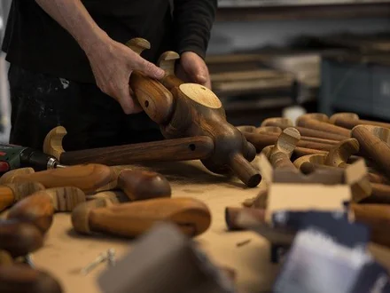 Der Kay Bojesen Affe in der Herstellung