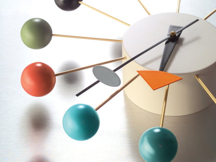 Die Vitra Ball Clock vereint minimalistisches Design mit dem Lebensgefühl der 50er und 60er Jahre