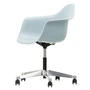 Vitra - Eames Plastic Armchair PACC RE, poliert / eisgrau, weiche Rollen (Hartboden)