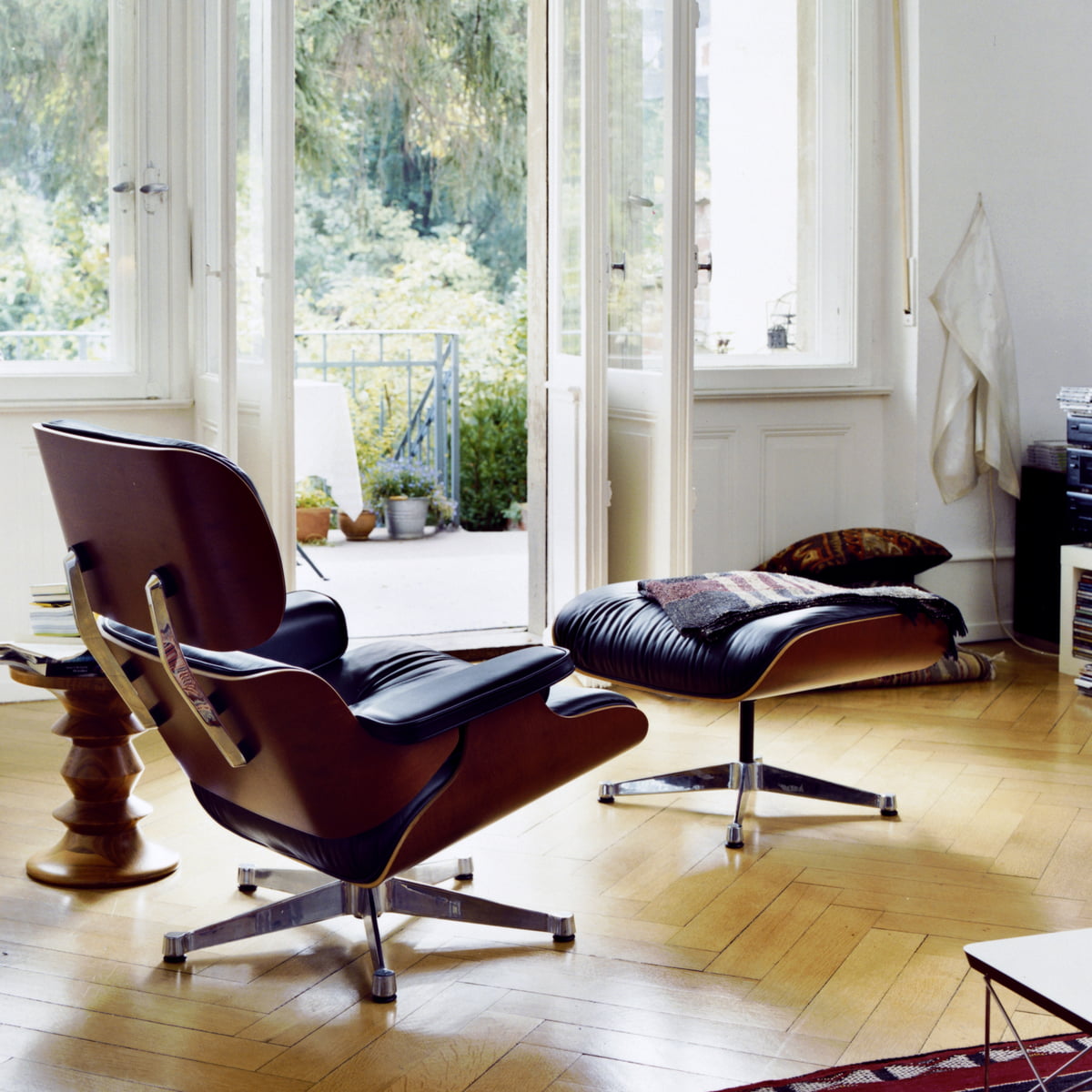 vitra  lounge chair  ottoman poliert  seiten schwarz nussbaum schwarz  pigmentiert premium leder f nero neue maße