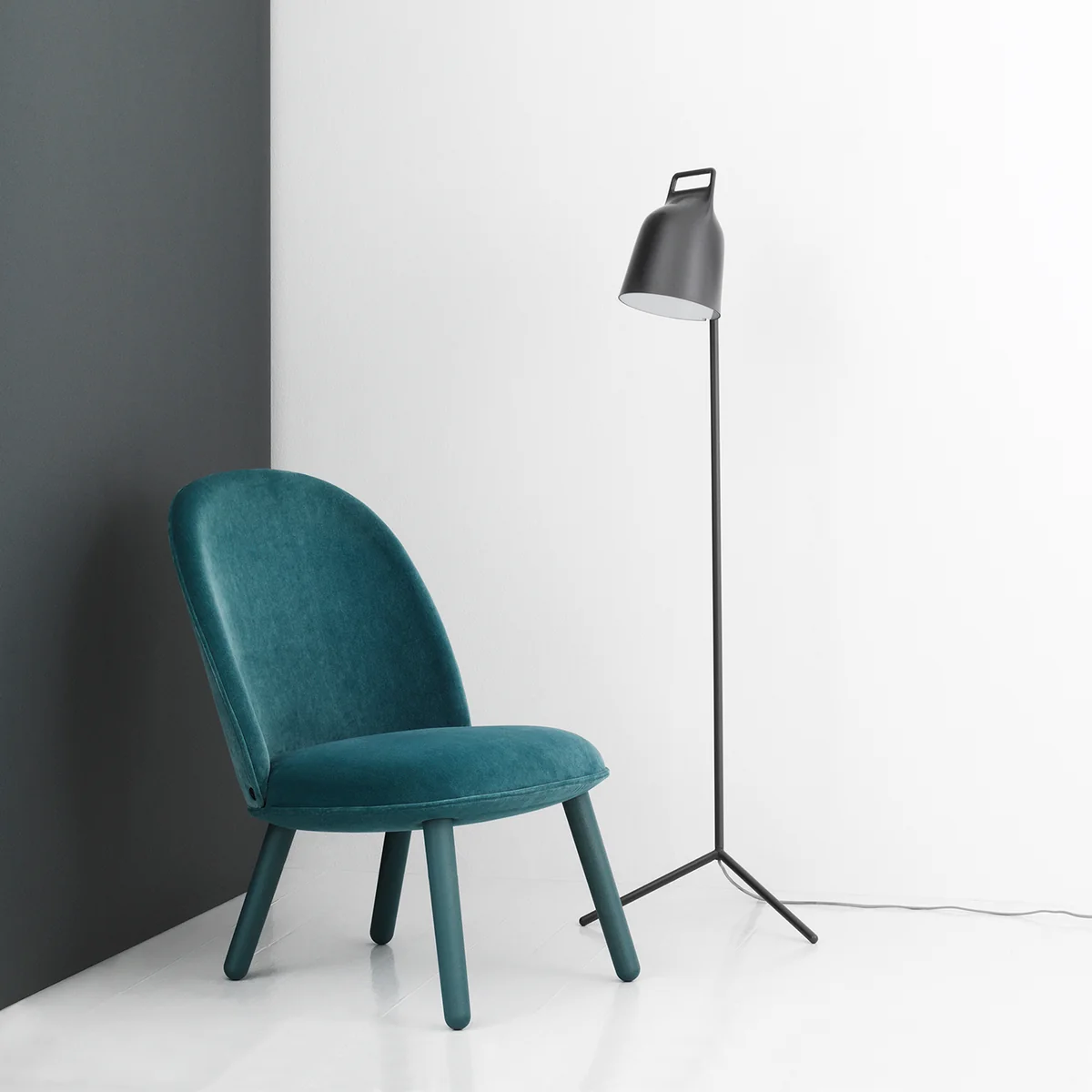 Stage Stehleuchte mit Ace Lounge Chair Velour