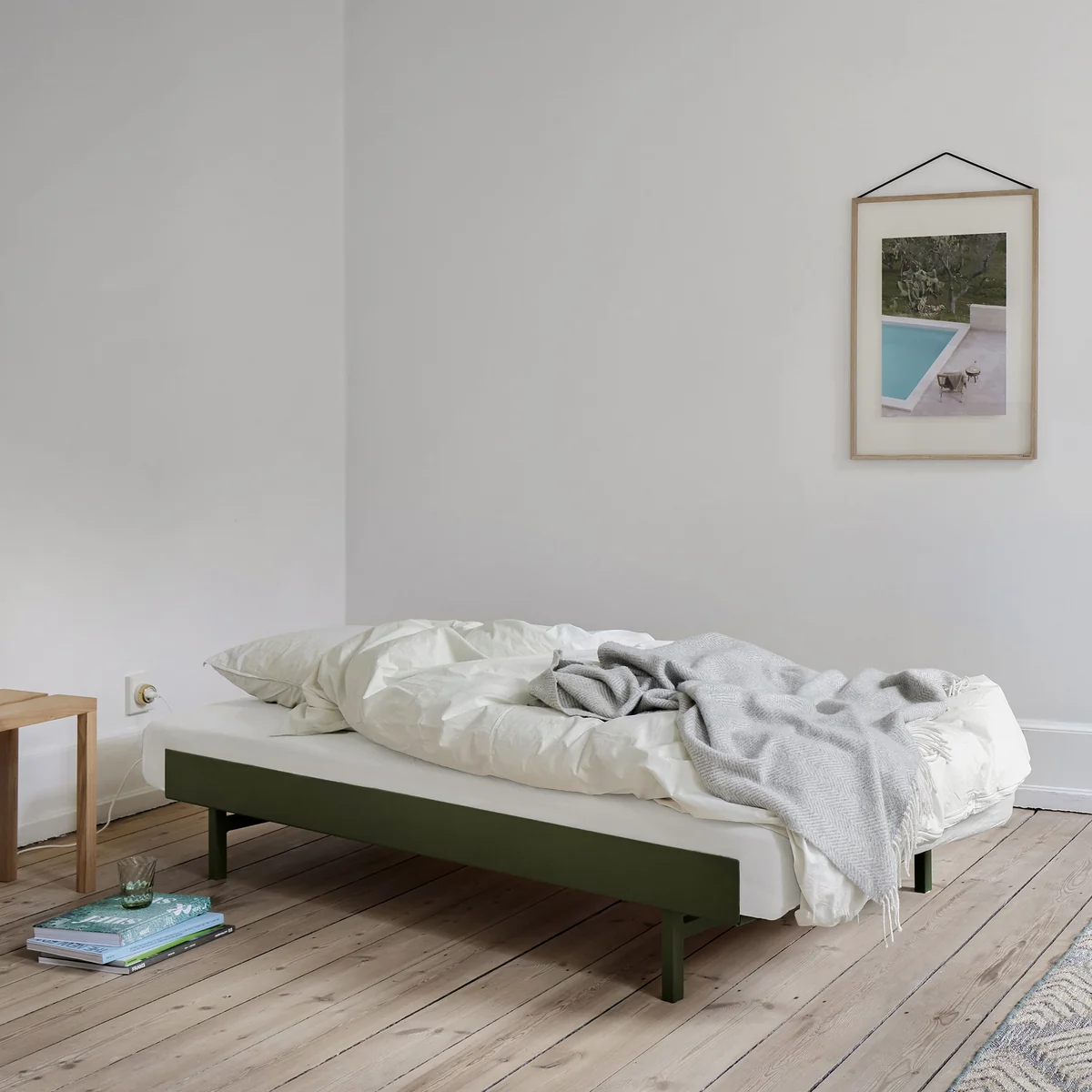 Moebe - Bett, 90 - 180 cm, H 39 cm / pine green