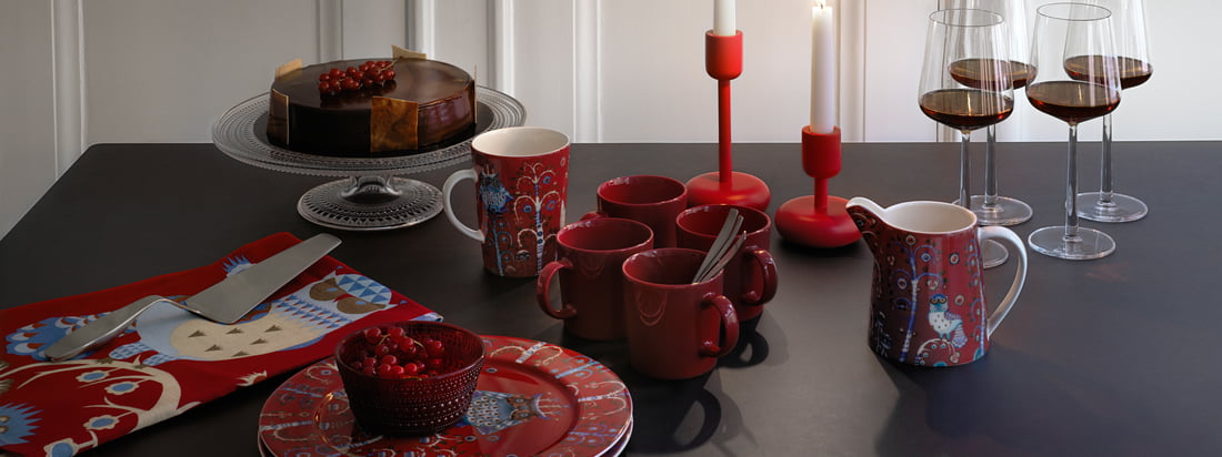 Jedes Jahr aufs neue bringt Iittala - rechtzeitig zur Weihnachtszeit - einige der beliebtesten Geschirrserien und Tischdeko in festlichem Rot auf dem Markt.