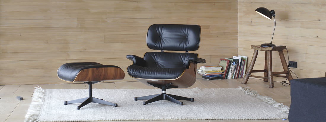 Der Vitra Eames Lounge Chair von Charles & Ray Eames mit ultimativen Komfort und höchster Qualität in Material und Ausführung. Der Sessel in dunklem Furnier und schwarzem Leder ist mittlerweile auch in Nussbaum/weiss erhältlich.