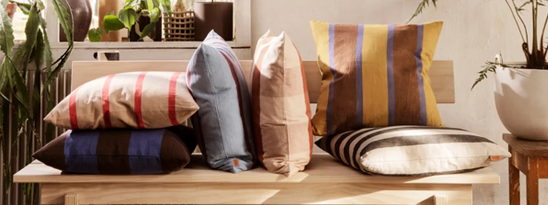 Ferm Living ist nicht nur für ihre Küchenutensilien und Büro-Accessoires bekannt sondern verfügt auch über eine große Auswahl an Kissen und Decken um den Wohlfühlfaktor in den eigenen Vier Wänden zu erhöhen.