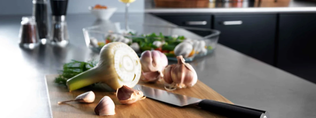 Wenn das Essen fertig ist, kann das Schneidebrett zum Servierbrett umfunktioniert werden. Es präsentiert Fleisch, Käse und Obst auf besonders schöne Weise.