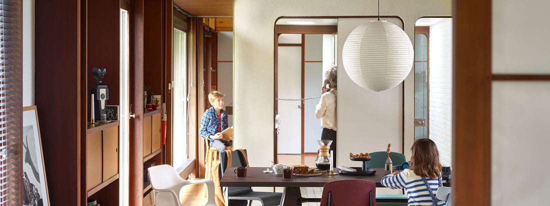 Der moderne Essbereich in warmen Tönen wurde mit Möbeln von Vitra ausgestattet. Der geräumige Solvay Esstisch überzeugt durch sein klares Design und bietet genügend Platz für die ganze Familie. 