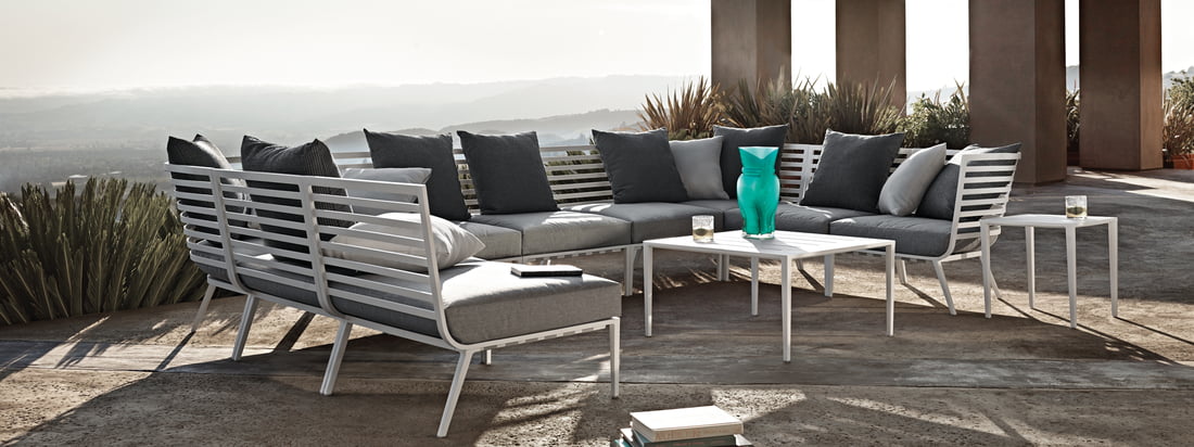 Gloster - Vista Lounge-Serie. Die Gloster - Vista Lounge-Serie in der Ambienteansicht. Mit den Vista Sesseln und Tischen lässt sich eine attraktive Lounge Ecke kreieren, die zum entspannten Verweilen einlädt und jedes Outdoor Ambiente stilvoll aufwertet.