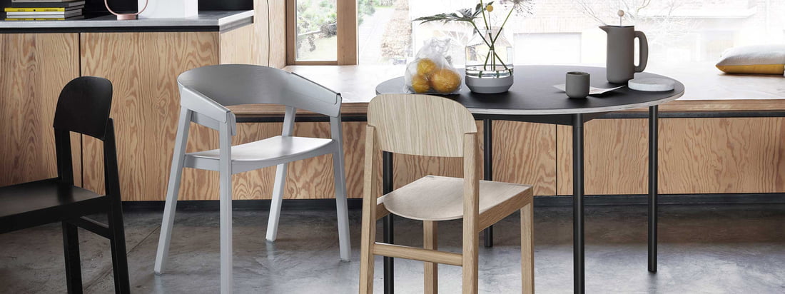 Der Muuto Cover Stuhl aus Holz mit schwarzem Tisch und grauem Stuhl für den Trend Japandi.