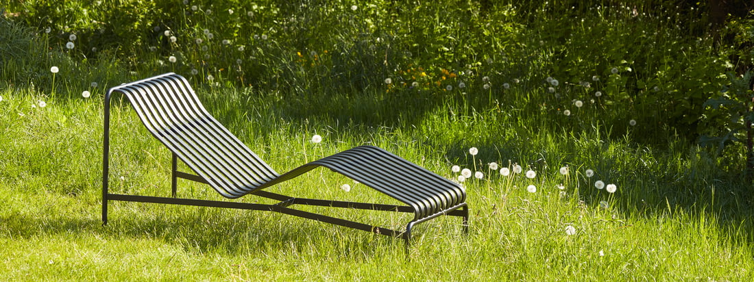 Die Outdoor Kollektion von Hay bringt skandinavischen Stil in den Außenbereich- zum Beispiel mit der Palissades Serie mit ihren schicken Lamellen aus Stahl.