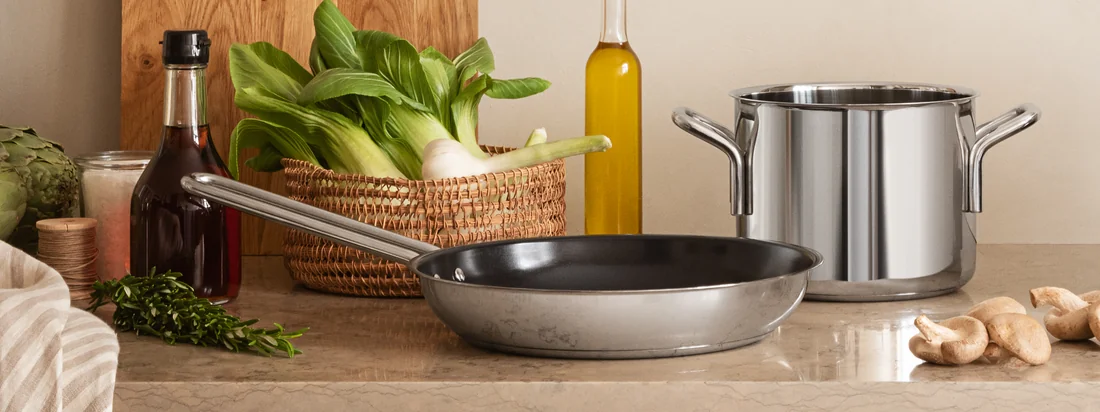 Steel Line überzeugt durch das stilvolle Auftreten und die qualitative Optimierung der Klassiker von Eva Trio. Egal ob einzeln oder im Set - das Design von 1977 ist ein Blickfang in jeder Küche.