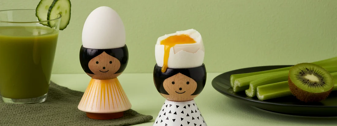 Die etwa 6 cm hohen Figuren aus Buchenholz sind alle aufwendig handbemalt und genießen in Skandinavien Kultstatus. Die Eierbecher können mit einem feuchten Tuch gereinigt werden. 