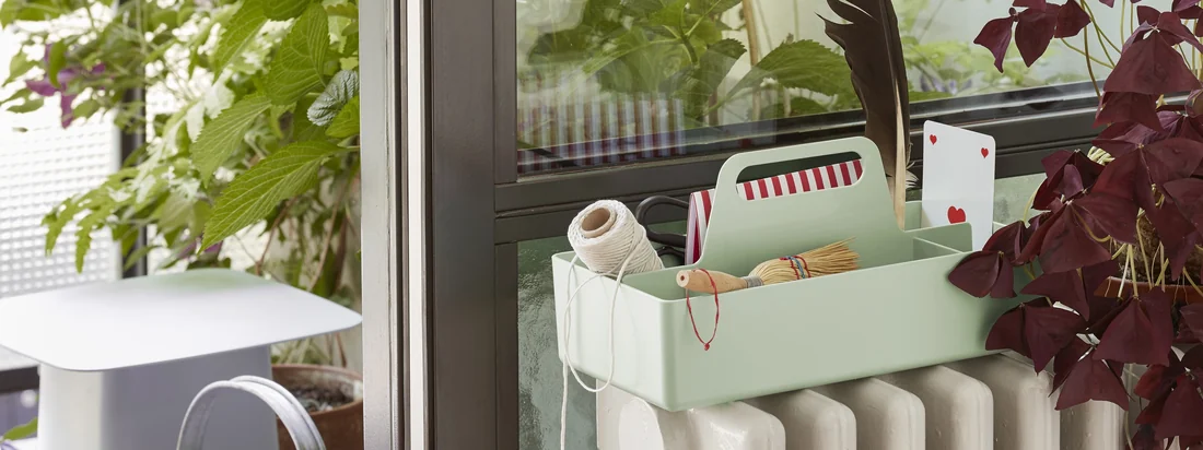 Die Storage Toolbox von Vitra in mint in der Ambienteansicht. Die Toolbox kann zu zahlreichen Zwecken genutzt werden - ob zur Aufbewahrung von Kleinigkeiten oder auch als Nähkästchen.