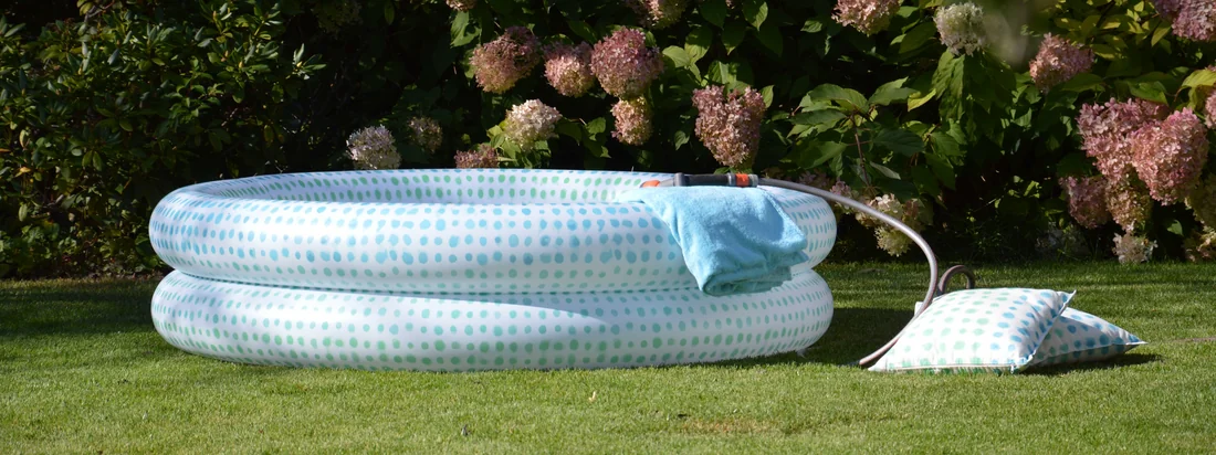 Ambienteansicht des Free Swimming Pools von Jan Kurtz mit einem Durchmesser von Ø 165 cm. Der Swimming Pool wird aus PVC hergestellt.