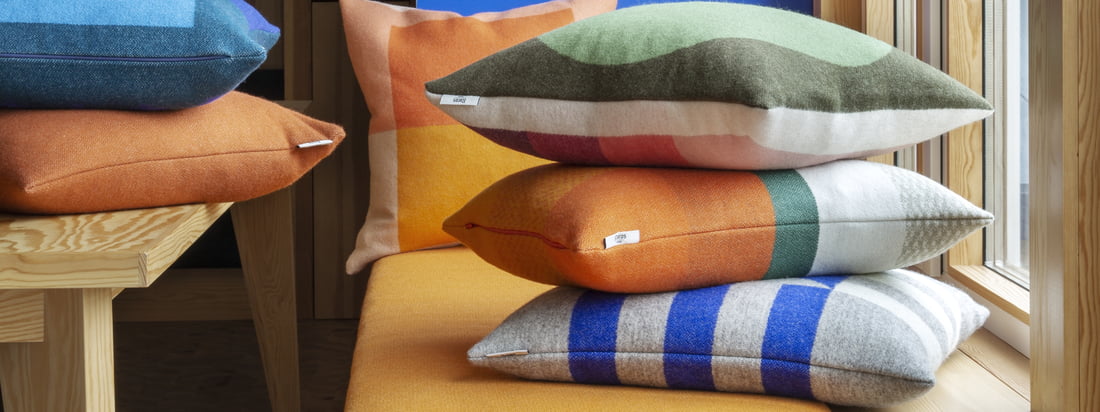 Decken und Kissen machen ein jedes Zuhause erst richtig gemütlich. Das Spiel mit verschiedenen Textilien bringt eine heimelige Atmosphäre in jeden noch so minimalistischen Raum.