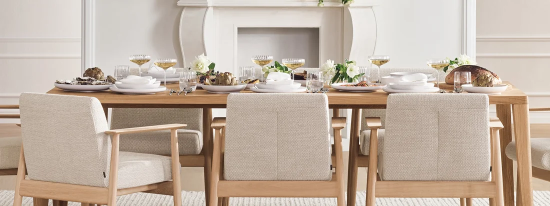 Sie zeichnet sich durch schlanke Linien, poetische Winkel und die Verwendung von massivem, FSC®-zertifiziertem Holz aus, was dazu einlädt, die Möbel mit allen Sinnen zu erkunden, zu berühren und zu erleben.