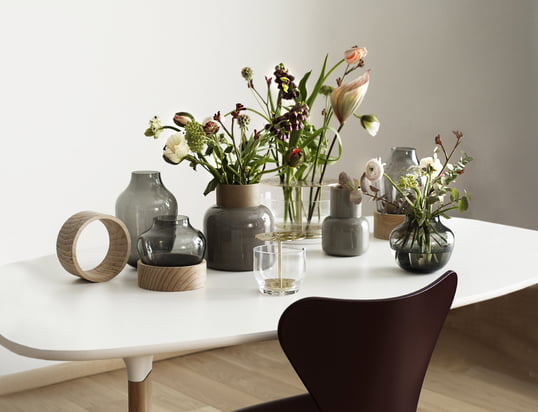 Hier finden Sie Schalen, Kerzenständer, Vasen, und anderes, das Ihren Tisch dekoriert.