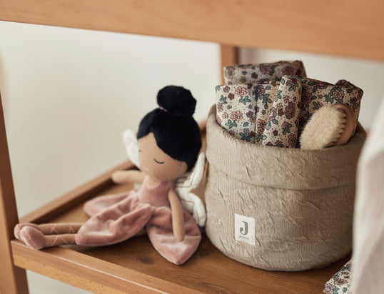 Entdecken Sie viele farbenfrohe, verspielte Accessoires für Ihre Kinder in unserem Design-Shop wie Turnbeutel, Wandhaken, Uhren, Kissen und vieles mehr!