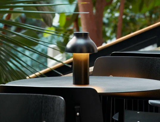 Finden Sie eine große Auswahl an Außenleuchten in unserem Connox Online-Shop.