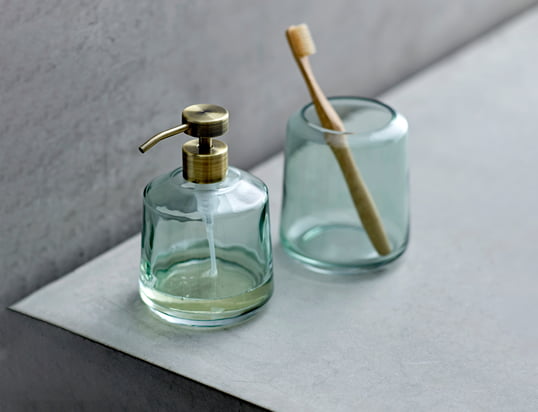 Der Vintage Zahnputzbecher und der Seifenspender von Södahl bestehen aus farbigem Glas und werten das Badezimmer mit ihrem authentischen Retro-Look auf.