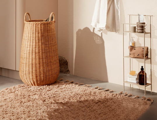 Der geflochtene Wäschekorb aus Rattan von ferm Living: Der Wäschekorb wirkt besonders ruhig und natürlich und findet in jedem Raum einen passenden Platz.