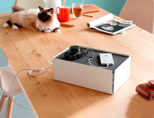 Die Charge-Box von Konstantin Slawinski in der Ambienteansicht: Die Box versteckt Ladekabel von iPhones, Kameras und anderen Geräten stilvoll auf dem Küchentisch.