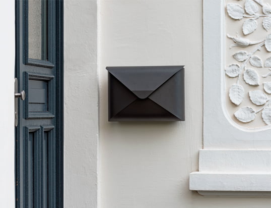 Der Briefkasten briefwunder von Dwenger in der Ambienteansicht: Der einzigartige Briefkasten in Kuvert-Form wird zum absoluten Hingucker an jeder Hausfassade.