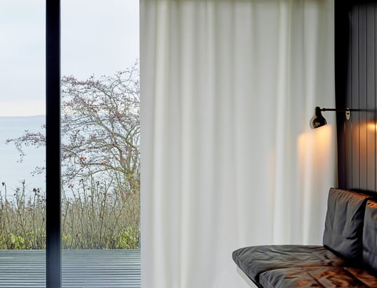 Der Vorhang Ready Made Curtain von Kvadrat ist in den Farben rot, blau, weiß, beige und türkis erhältlich. Sowie in zwei verschiedenen Stoffen: Warme, gemütliche Wolle oder der High-Tech-Stoff Trevira CS.