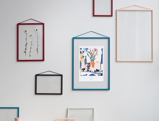 Bei den Frame Bilderrahmen von Moebe wurde auf eine klassische Rückwand verzichtet, was die Gesamterscheinung luftig-leicht und dekorativ transparent macht.