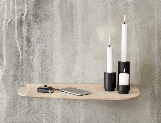 Der Create Me Teelichthalter in zwei verschiedenen Größen und der Create Me Kerzenhalter in Schwarz machen sich gut auf der Wandablage von Andersen Furniture.
