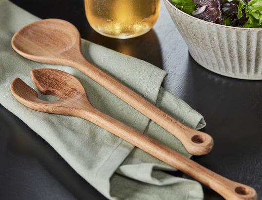 Das Alfredo Salatbesteck wurde vom Designer Alfredo Häberli als Teil der Alfredo Kollektion für Georg Jensen entworfen. Es besteht aus Eichenholz und die Enden sind mit eleganten Edelstahlplatten überzogen.
