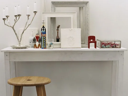 Die Wooden Dolls 1953 von Vitra sind halb dekoratives Element, halb Spielzeug. Sie entstammen der Feder von Alexander Girard und bestehen aus massivem Tannenholz.