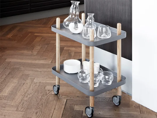 Der Normann Copenhagen Block Beistellwagen ist dank seiner vier Rollen ein mobiler Beistelltisch in leichter und luftiger Optik. Der Entwurf stammt von Simon Legald.