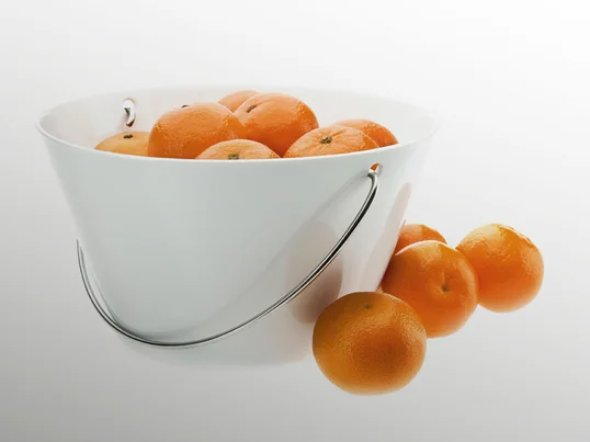 Die Porzellanschale von Eva Solo wurde von Claus Jensen und Hendrik Holbæk von Tools Design entworfen. Mit ihrem dekorativen und praktischem Griff lässt sie sich leicht hin- und hertragen.