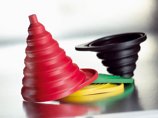 Der Designer Boje Estermann hat den zusammenfaltbaren Normann Copenhagen Funnel entworfen. Dieser Trichter ist durch eine hochwertige Verarbeitung äußerst haltbar und platzsparend.