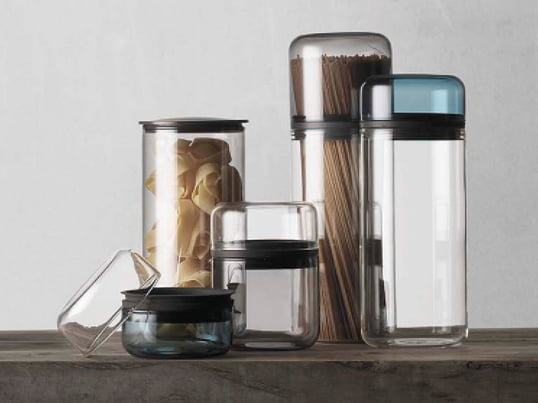Juuri von Audo ist eine Aufbewahrungskollektion, die von der deutschen Nachwuchsdesignerin von Sarah Böttger entworfen wurde. Die Gläser sind hitzebeständig und luftdicht.