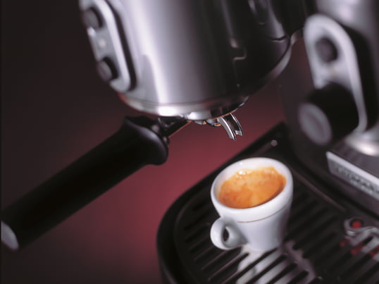 Die Artisan Espressomaschine bereitet Ihnen im Handumdrehen einen perfekten Capuccino oder Espresso auf italienische Art. Die Maschine besticht durch ihr unverwechselbares Design von KitchenAid.