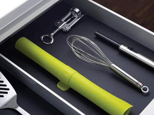 Die Roll-up Backmatte von Joseph Joseph ist der ideale Begleiter, um beispielsweise einen Teig zu rollen. Die Matte lässt sich zusammenrollen und mit dem integrierten Sicherheitsband befestigen.