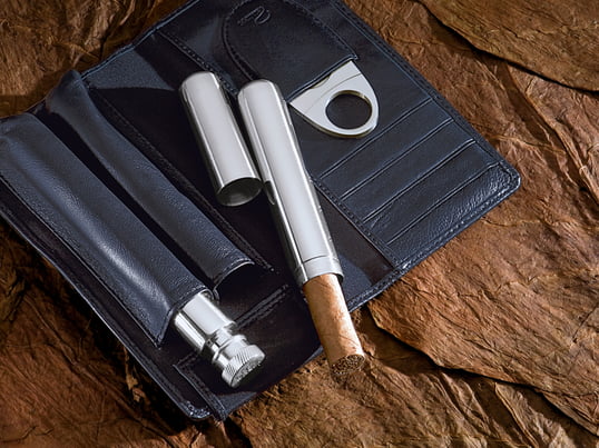 Das Churchill Zigarren Geniesserset vom Hersteller Philippi ist ein wunderbares Geschenk für einen wahren Genießer und Zigarrenliebhaber. Mit dem integrierten Flachmann ist der Genuss vorprogrammiert.