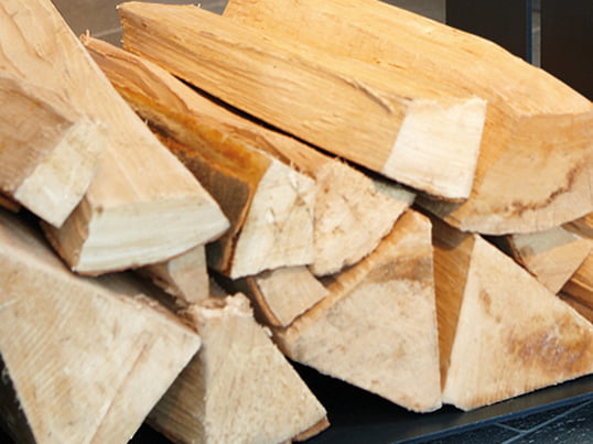Die Holzlege wood-in von artepuro ist ein geräumiges Stahlkonstrukt, das genügend Stauraum für jede Art von Brennholz bietet und auch als Möbel um den Kamin herum designbetonte Akzente setzt.