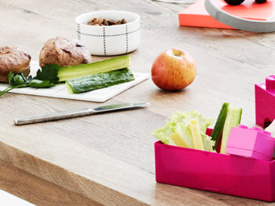 Lunchboxen machen es einfach und bequem selbstgemachtes Essen mitzunehmen und unterwegs zu essen. Viele der Brotdosen sind unterteilt, sodass Sie verschiedene Arten von Essen voneinander trennen können.
