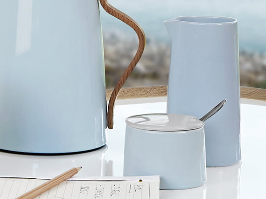 Ergänzen Sie den Kaffee- und Teetisch mit der Zuckerschale und dem Thermosmilchkännchen aus Steltons Emma-Serie. Stelton fertigt die Emma-Serie aus Porzellan und natürlich ist diese spülmaschinenfest.