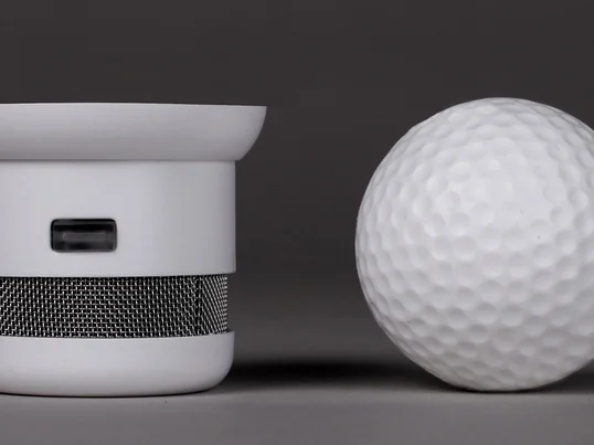 Ein Rauchmelder, nicht größer als ein Golfbal. Aber nicht nur die Größe ist einzigartig: Durch sein elegantes Design bleibt er ganz diskret, unabhängig davon, wo er angebracht wird.