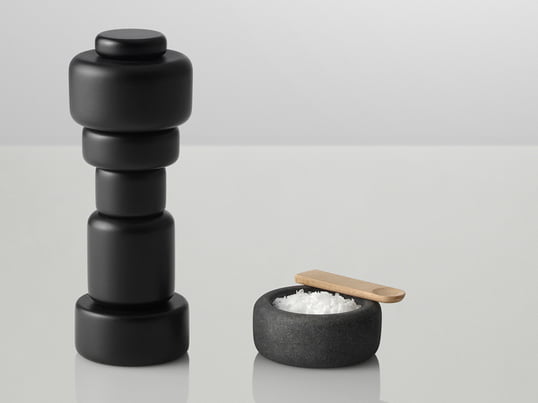 Passend zur Salz- und Pfeffermühle “Plus“ haben die Designer Norway Says für Muuto mit One ein Salz- und Pfefferfässchen entworfen. Aus Granit hergestellt kann es ergänzend oder separat zu der Mühlen eingesetzt werden.