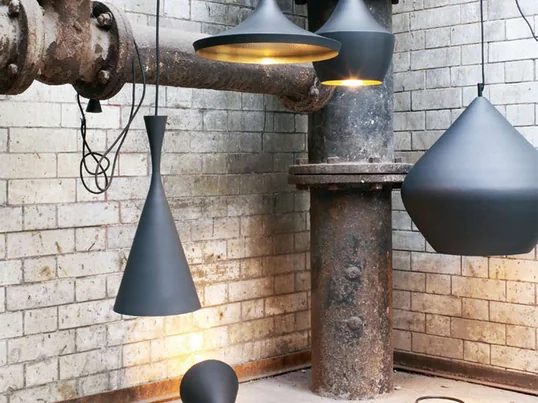 Die Beat Light Pendelleuchten von Tom Dixon präsentieren edles Design aus London. Der Schirm ist schwarz lackiert und das innere messingfarben. Es gibt sie in drei verschiedenen Formen.