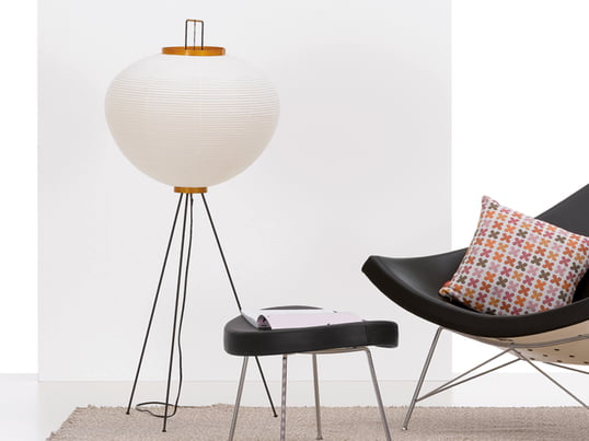 Leicht, hell und filigran wie das Licht selbst sind die Akari-Leuchten von Vitra. Sie beinhaltet neben der wohl bekanntesten Variante, der kugelförmigen Pendelleuchte, weitere Tisch-, Steh- und Deckenleuchten.