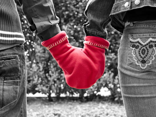 Der Glovers von Radius Design ist der Partnerhandschuh. Das Wort Glovers ist übrigens eine Kombination aus Glove und Love. Er hält nicht nur zusammen, sondern zusammen warm!