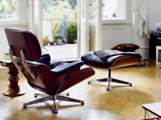 Der Vitra Lounge Chair bringt mit seinem klassischen Design stilvolle Gemütlichkeit in Ihr Wohnzimmer. Der Lounge Chair und der Ottoman sind auch einzeln erhältlich sowie in weiteren Farben und Varianten.