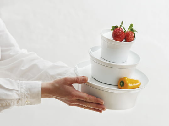 Die Auflaufform mit Deckel bietet durch die Silikonbeschichtung an der Unterseite ein rutschfreies Servieren und sorgt außerdem dafür, dass das Porzellan beim Abräumen nicht klappert.