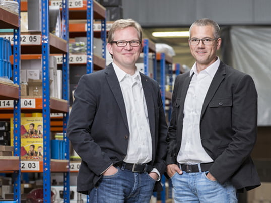 Thilo Haas und Kristian Lenz launchten am 1. August 2015 den Wohndesign-Shop connox.de. Gestartet in einer alten Postfiliale, füllen die mehr als 12.000 Produkte des Shops heute ein 2.400 qm großes Lager.